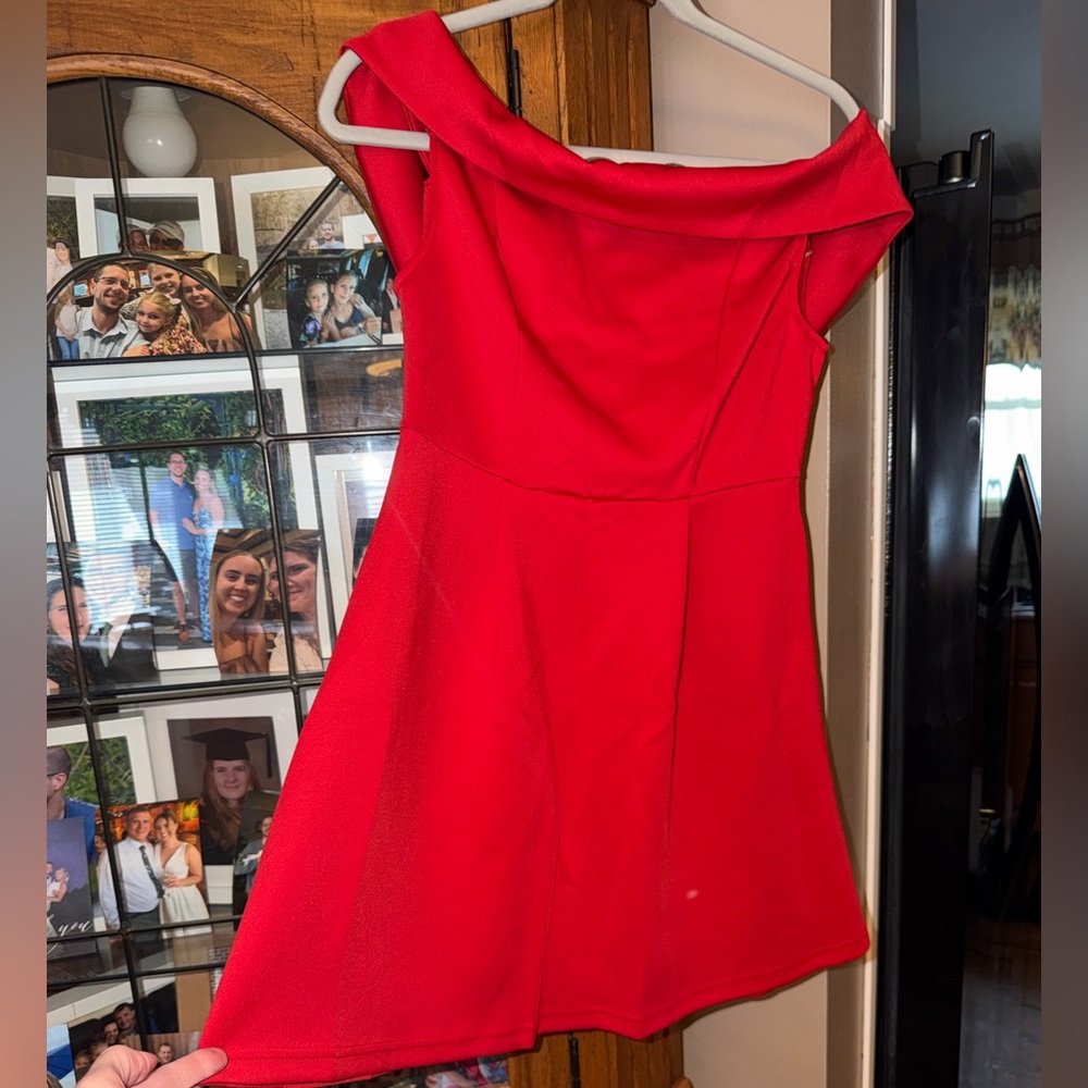 NEW NWT MEDIUM Elegant Red Off-Shoulder Dress. XXTAXN